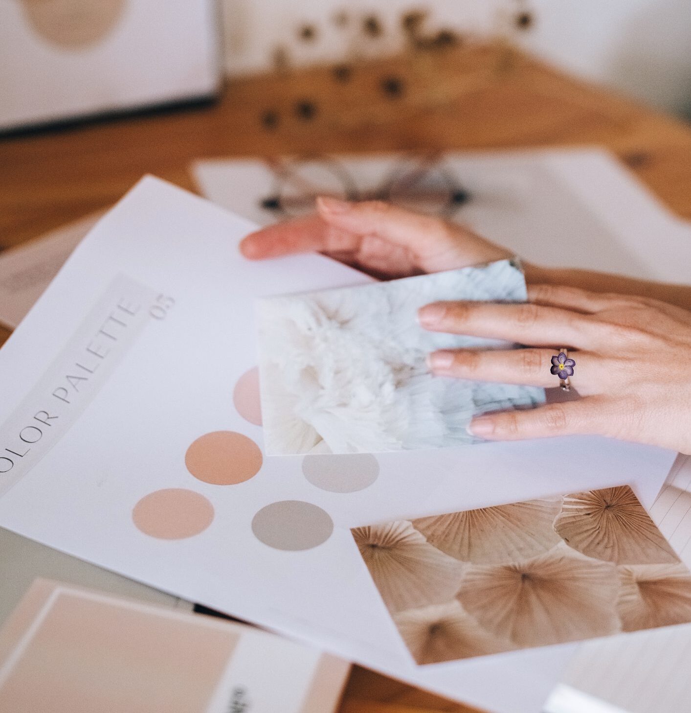 Zwei Hände, die Enwürfe für ihr Corporate-Design halten.