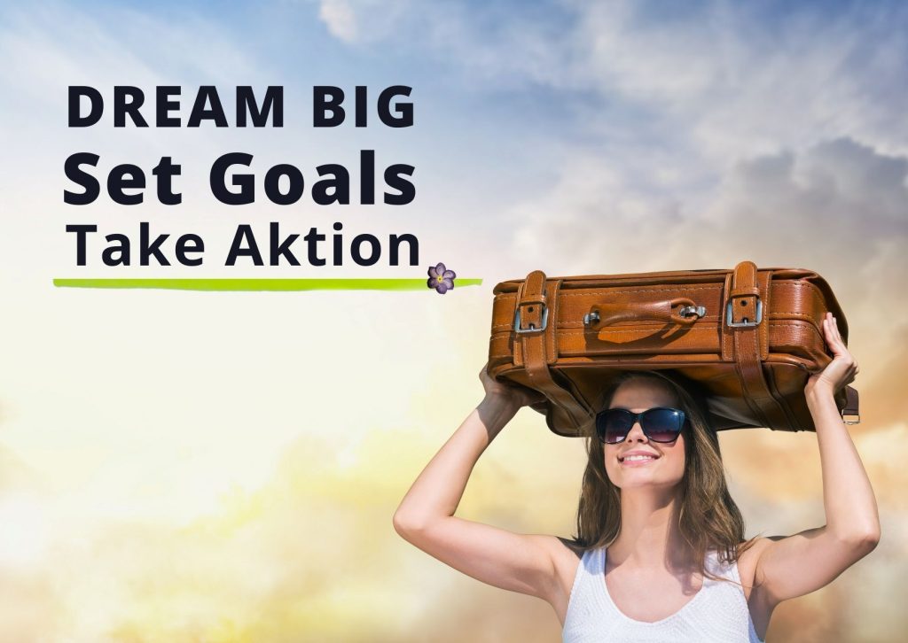 Eine Frau hält ihren Koffer über dem Kopf und macht sich auf in eine neue Zukunft unter dem Motto Dream Big, set goals, take aktion